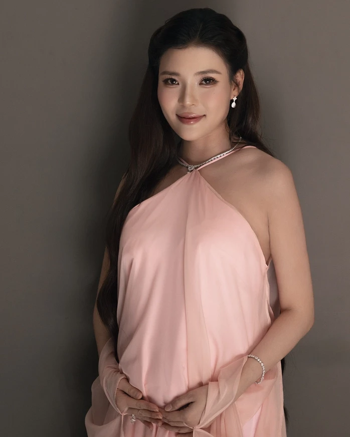 "Bà bầu" Thúy Diễm rạng rỡ trong ngày vui của Lương Thế Thành