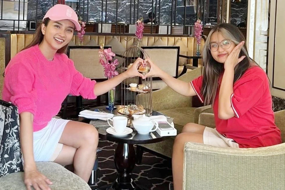 "Mỹ nhân thế kỷ 21": Làm mẹ đơn thân gần 2 thập kỷ, 39 tuổi có con gái ruột 19 tuổi "Mỹ nhân thế kỷ 21": Làm mẹ đơn thân gần 2 thập kỷ, 39 tuổi có con gái ruột 19 tuổi