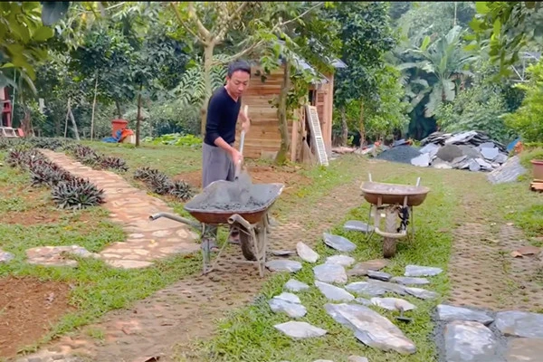 "Ông hoàng nhạc đỏ" Việt Hoàn để lại nhà cho vợ con sau ly hôn, ở 1 mình trên đồi 12.000m2 "Ông hoàng nhạc đỏ" Việt Hoàn để lại nhà cho vợ con sau ly hôn, ở 1 mình trên đồi 12.000m2