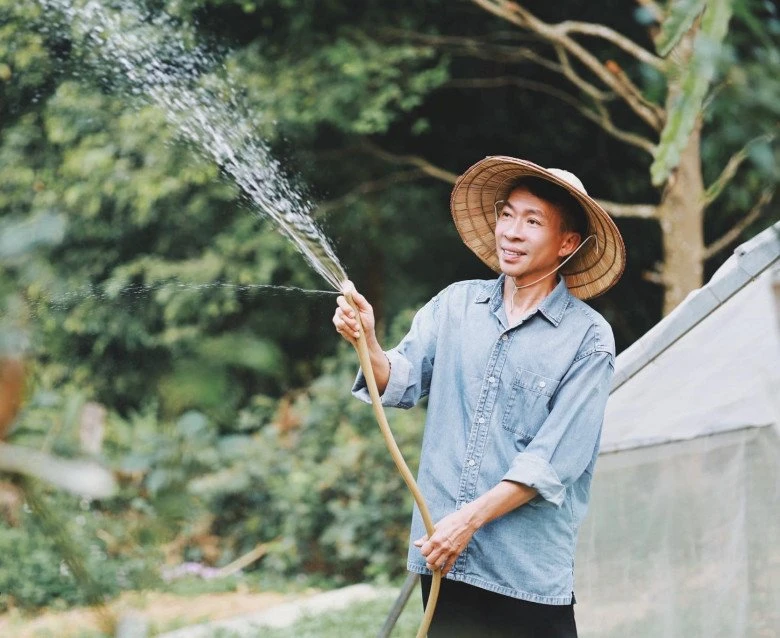 "Ông hoàng nhạc đỏ" Việt Hoàn để lại nhà cho vợ con sau ly hôn, ở 1 mình trên đồi 12.000m2 "Ông hoàng nhạc đỏ" Việt Hoàn để lại nhà cho vợ con sau ly hôn, ở 1 mình trên đồi 12.000m2