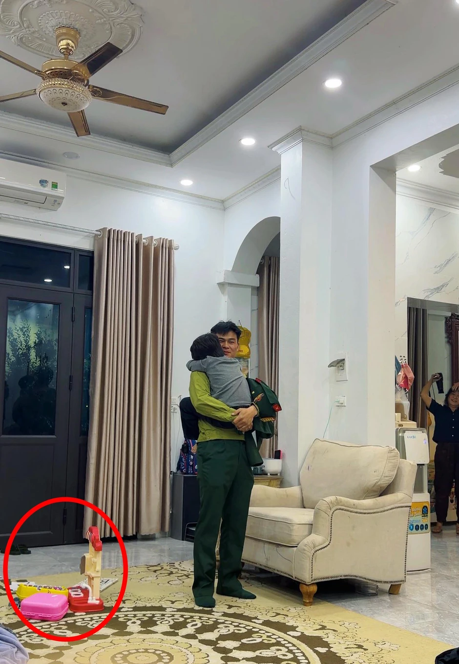 1 món đồ xuất hiện trong bức ảnh chụp vội hé mở chuyện Hòa Minzy đã sinh con gái? 1 món đồ xuất hiện trong bức ảnh chụp vội hé mở chuyện Hòa Minzy đã sinh con gái?