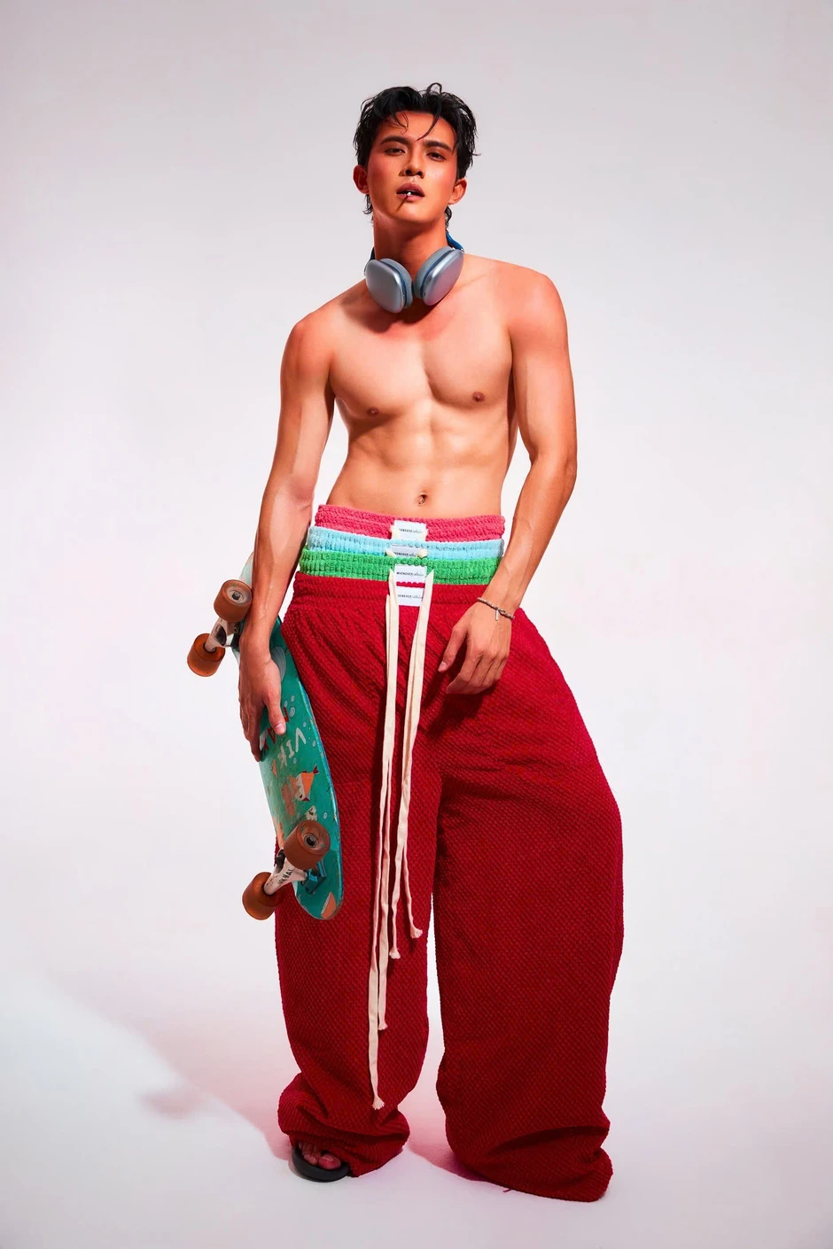 5 gương mặt nam nổi bật của Vbiz đọ body: Visual và vóc dáng đều “ghi điểm” 5 gương mặt nam nổi bật của Vbiz đọ body: Visual và vóc dáng đều “ghi điểm”
