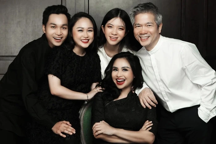 5 mẹ kế được lòng con chồng ở showbiz Việt, từ NSND Lan Hương đến Diva Mỹ Linh 5 mẹ kế được lòng con chồng ở showbiz Việt, từ NSND Lan Hương đến Diva Mỹ Linh