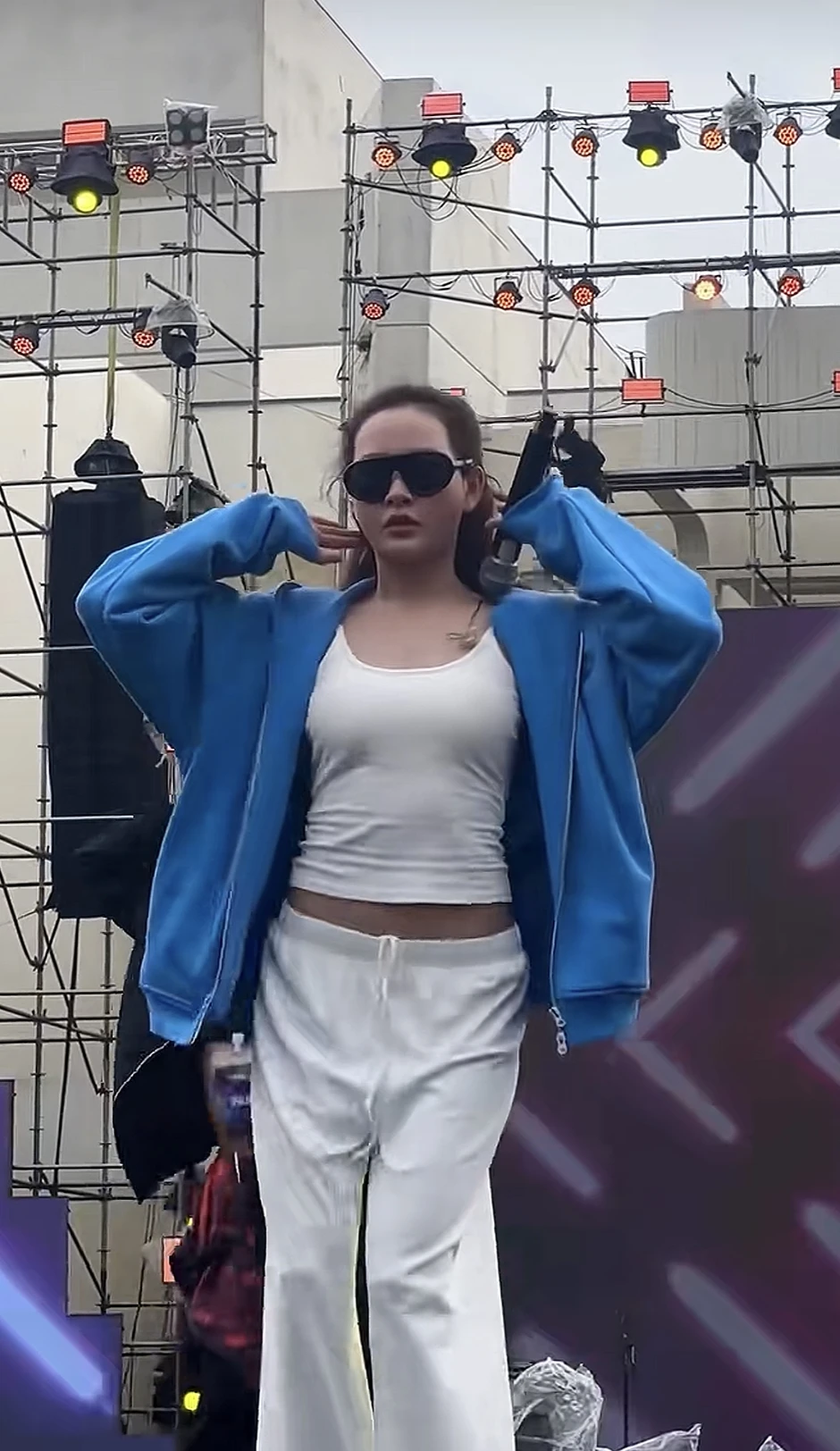 Ai đó hãy "cứu" Hiền Hồ đi! Ai đó hãy "cứu" Hiền Hồ đi!
