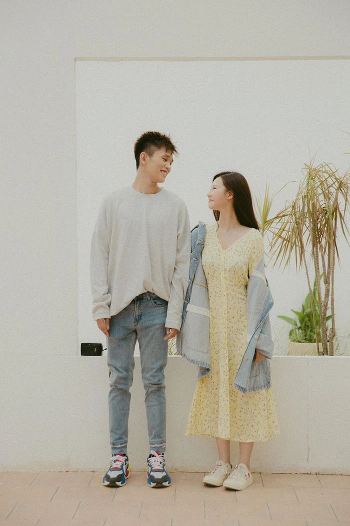 AMEE có mối quan hệ gì với B Ray?