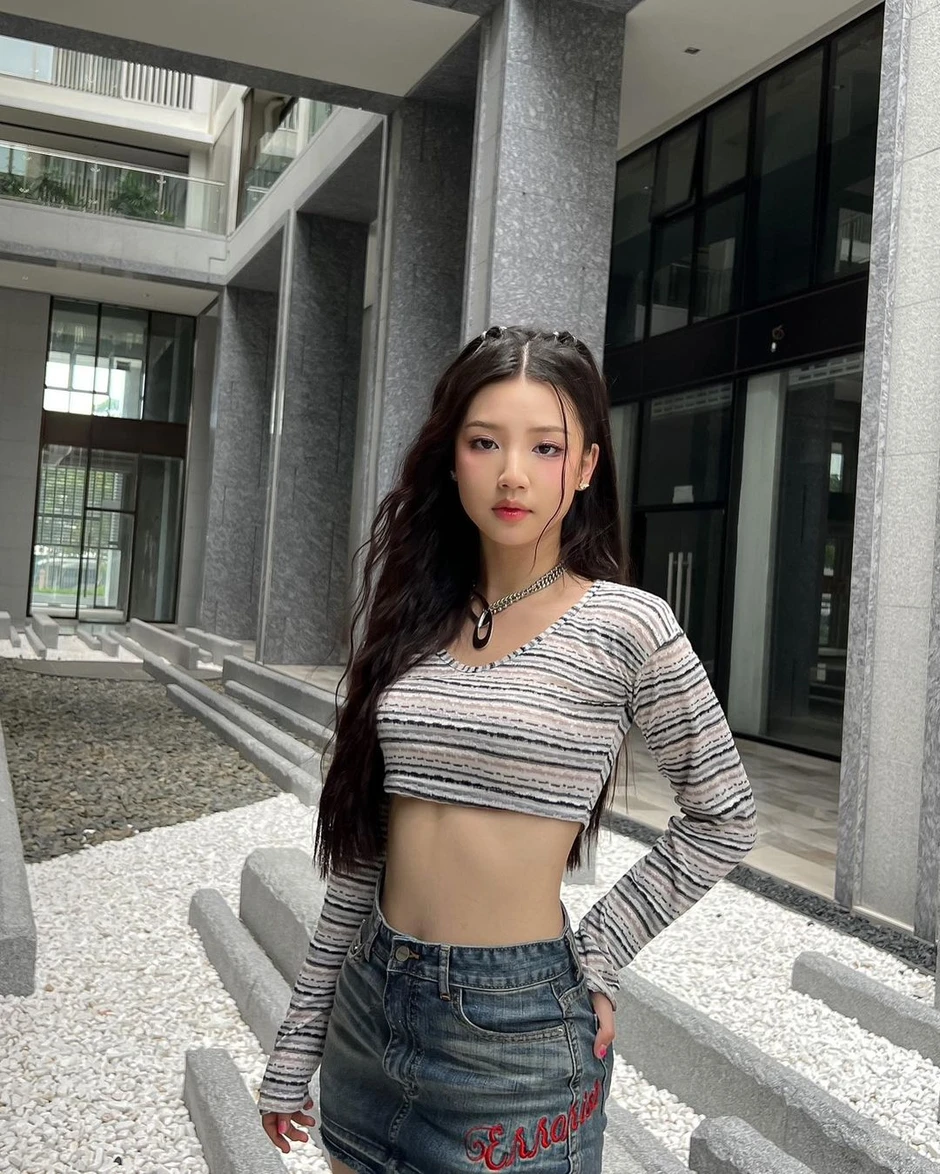 AMEE có mối quan hệ gì với B Ray?