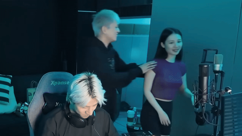 AMEE có mối quan hệ gì với B Ray?