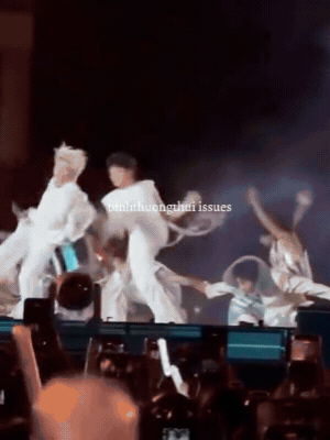Anh trai diễn 1 đêm concert mà gặp sự cố 3 lần, khoảnh khắc té ngã ai nhìn cũng hoảng Anh trai diễn 1 đêm concert mà gặp sự cố 3 lần, khoảnh khắc té ngã ai nhìn cũng hoảng