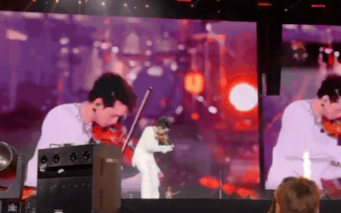 Anh trai diễn 1 đêm concert mà gặp sự cố 3 lần, khoảnh khắc té ngã ai nhìn cũng hoảng Anh trai diễn 1 đêm concert mà gặp sự cố 3 lần, khoảnh khắc té ngã ai nhìn cũng hoảng
