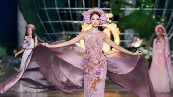 Bảo Ngọc cùng thí sinh Miss World diễn thời trang