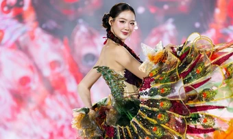 Bảo Ngọc diễn vũ điệu sắc màu cùng thí sinh Miss World Vietnam