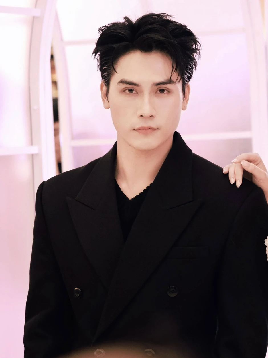 Bắt cận visual 2 mỹ nam Vbiz thế hệ mới: HIEUTHUHAI đẹp trai khỏi bàn, người còn lại hot chẳng kém! Bắt cận visual 2 mỹ nam Vbiz thế hệ mới: HIEUTHUHAI đẹp trai khỏi bàn, người còn lại hot chẳng kém!