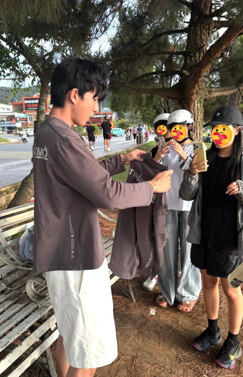 Bắt gặp HIEUTHUHAI đi bán áo dạo từ Nha Trang đến Đà Lạt Bắt gặp HIEUTHUHAI đi bán áo dạo từ Nha Trang đến Đà Lạt
