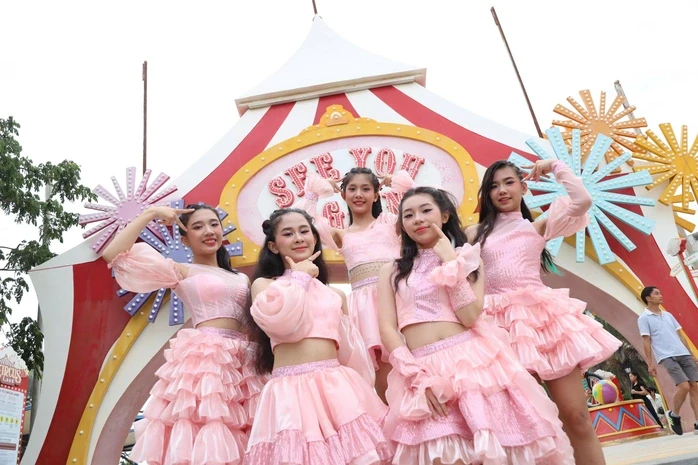 Bóc trần quy luật vận hành của showbiz
