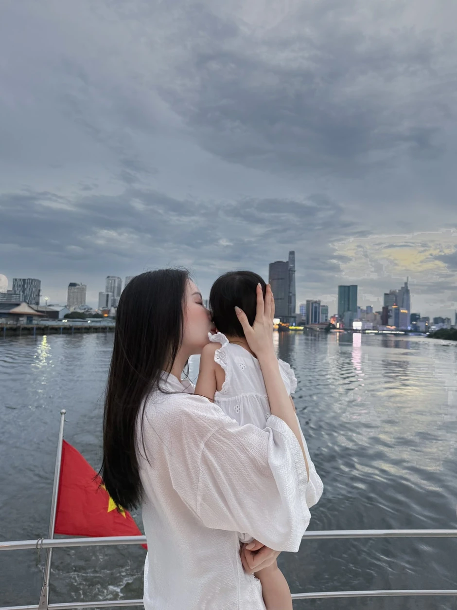 Bức ảnh Tiên Nguyễn đăng làm lộ bí mật Linh Rin - Phillip Nguyễn đang giấu kín? Bức ảnh Tiên Nguyễn đăng làm lộ bí mật Linh Rin - Phillip Nguyễn đang giấu kín?