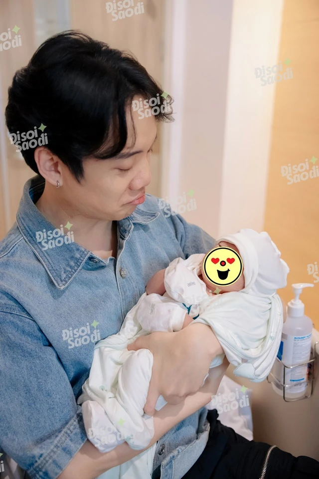Cả mạng xã hội dậy sóng vì bức ảnh của vợ chồng JustaTee: "Đến caption cũng không cần viết" Cả mạng xã hội dậy sóng vì bức ảnh của vợ chồng JustaTee: "Đến caption cũng không cần viết"