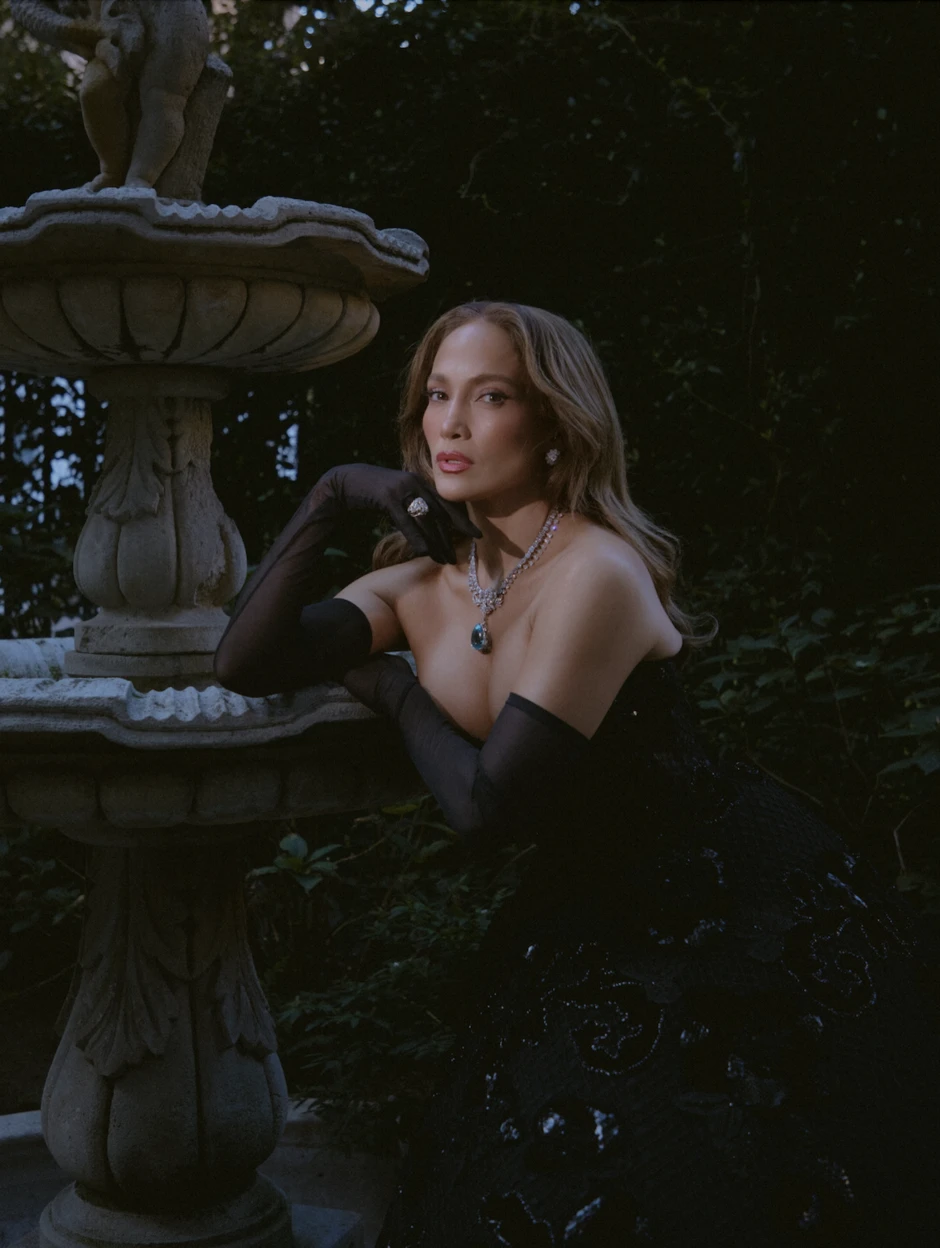 Ca sĩ '4 đời chồng' Jennifer Lopez váy ren xuyên thấu khoe dáng bốc lửa ở tuổi U60 Ca sĩ '4 đời chồng' Jennifer Lopez váy ren xuyên thấu khoe dáng bốc lửa ở tuổi U60