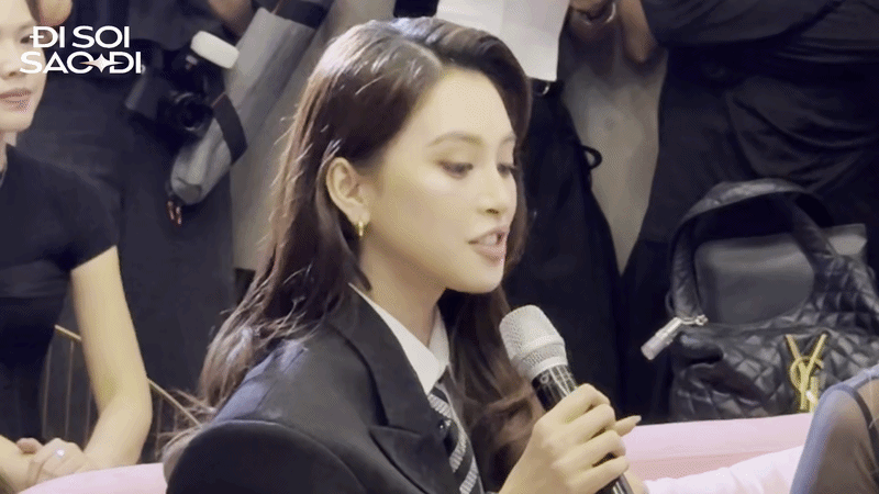Cả sự kiện "nín thở" khi Tiểu Vy cầm mic phỏng vấn nhưng lần này thì khen! Cả sự kiện "nín thở" khi Tiểu Vy cầm mic phỏng vấn nhưng lần này thì khen!