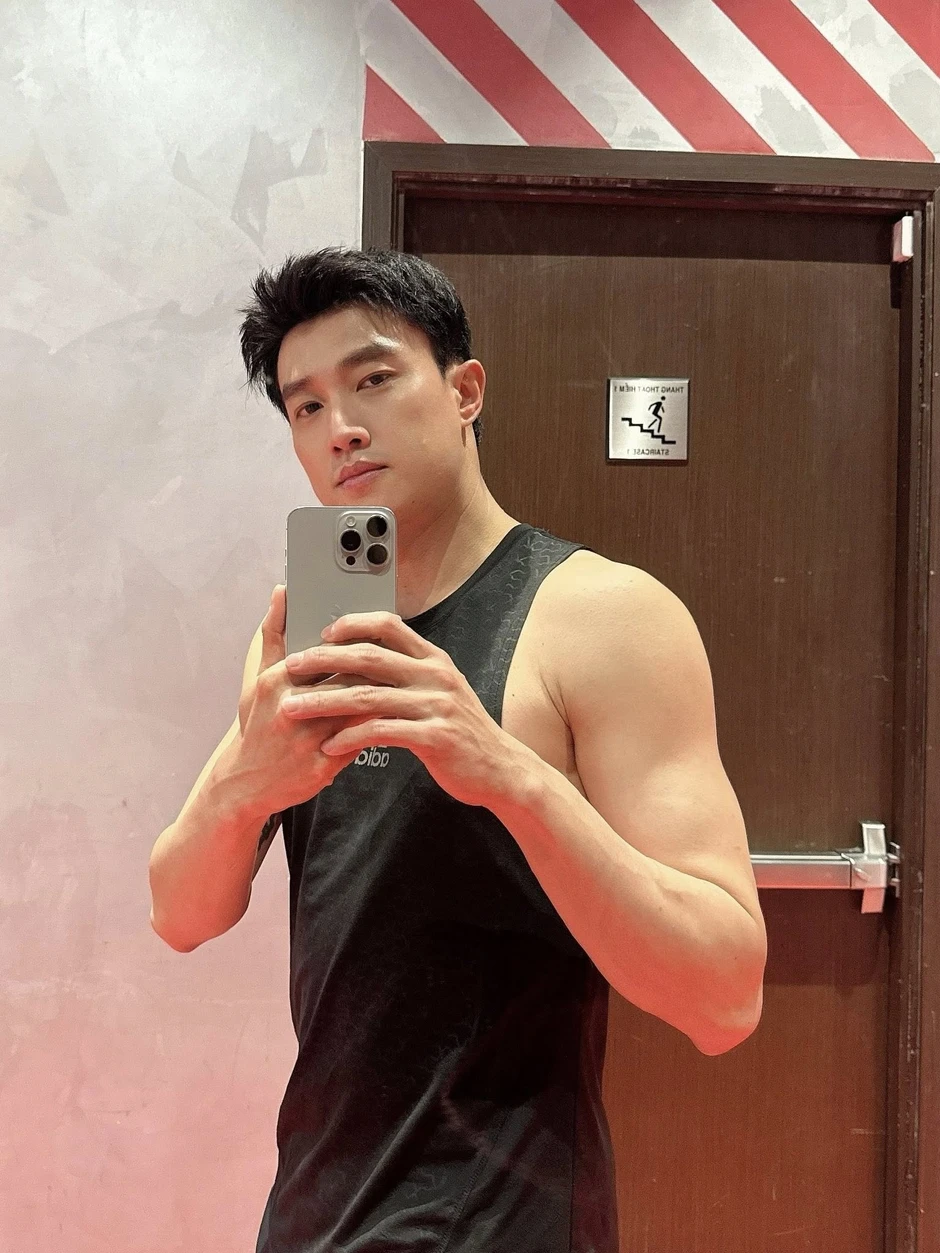 Chân dung chủ tịch thương hiệu mỳ bị đồn hẹn hò Ngọc Trinh, Tiểu Vy Chân dung chủ tịch thương hiệu mỳ bị đồn hẹn hò Ngọc Trinh, Tiểu Vy