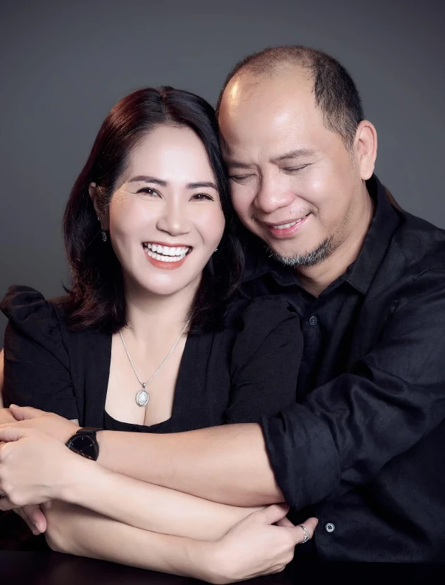Chân dung NSƯT U60 được chồng cưng chiều như “trứng mỏng”: Hôn nhân 30 năm vẫn ngọt ngào bất ngờ Chân dung NSƯT U60 được chồng cưng chiều như “trứng mỏng”: Hôn nhân 30 năm vẫn ngọt ngào bất ngờ