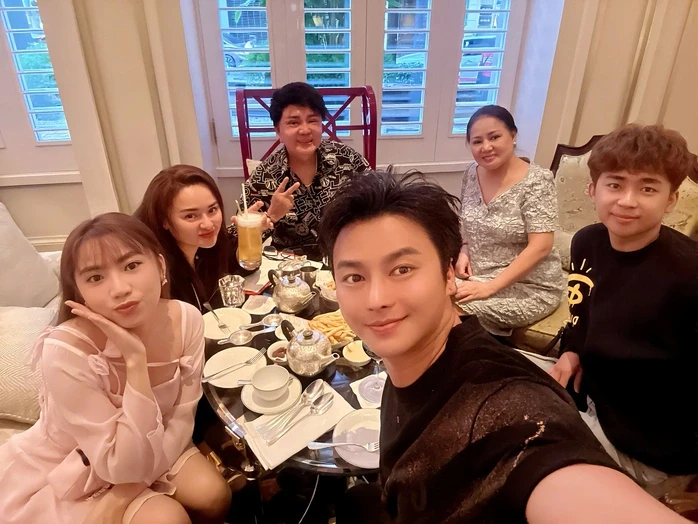 Châu Ngọc Tiên được tích cực "đẩy thuyền" cùng NSƯT Võ Minh Lâm Châu Ngọc Tiên được tích cực "đẩy thuyền" cùng NSƯT Võ Minh Lâm