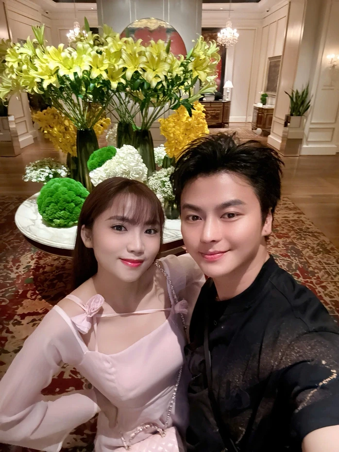 Châu Ngọc Tiên được tích cực "đẩy thuyền" cùng NSƯT Võ Minh Lâm Châu Ngọc Tiên được tích cực "đẩy thuyền" cùng NSƯT Võ Minh Lâm
