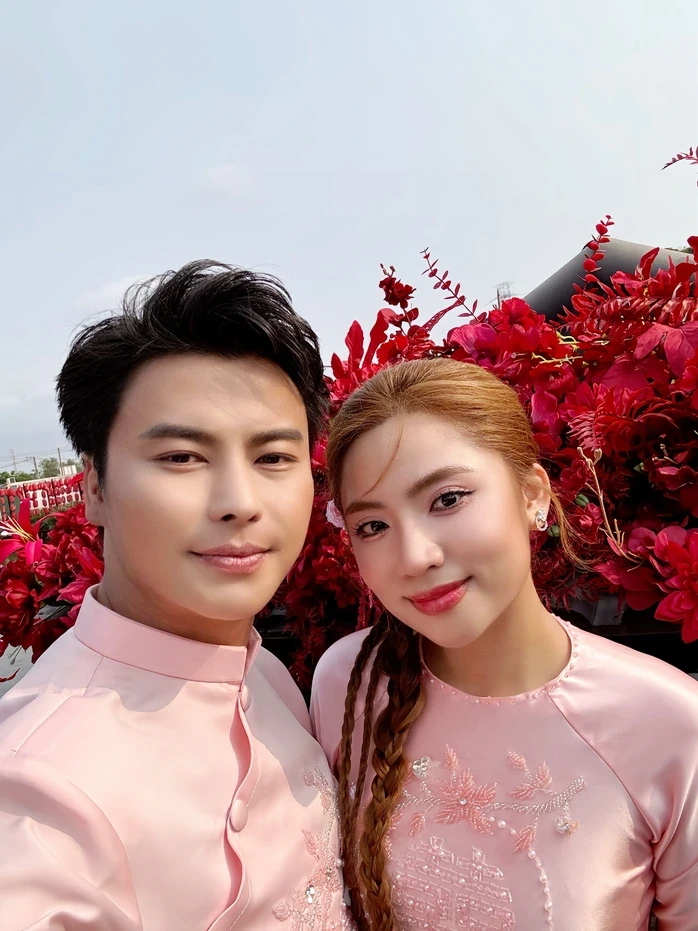 Châu Ngọc Tiên được tích cực "đẩy thuyền" cùng NSƯT Võ Minh Lâm Châu Ngọc Tiên được tích cực "đẩy thuyền" cùng NSƯT Võ Minh Lâm