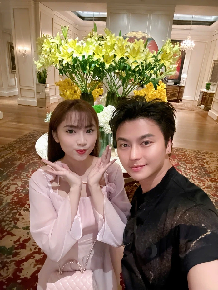 Châu Ngọc Tiên được tích cực "đẩy thuyền" cùng NSƯT Võ Minh Lâm Châu Ngọc Tiên được tích cực "đẩy thuyền" cùng NSƯT Võ Minh Lâm
