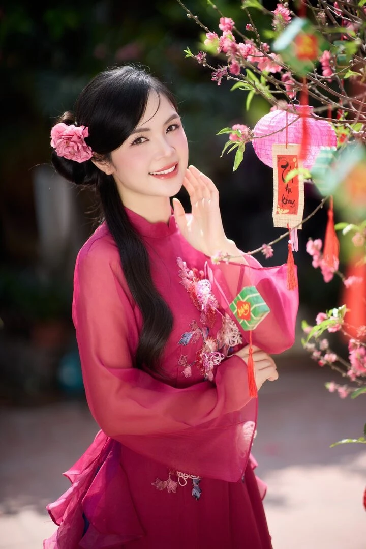 Chị gái Hòa Minzy: "Chị Kính Hồng" nổi tiếng trên VTV, nay làm giám đốc