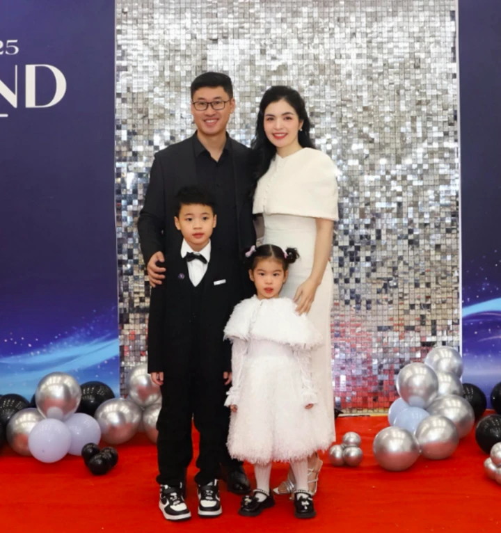 Chị gái Hòa Minzy: "Chị Kính Hồng" nổi tiếng trên VTV, nay làm giám đốc