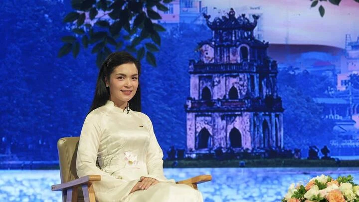 Chị gái Hòa Minzy: "Chị Kính Hồng" nổi tiếng trên VTV, nay làm giám đốc