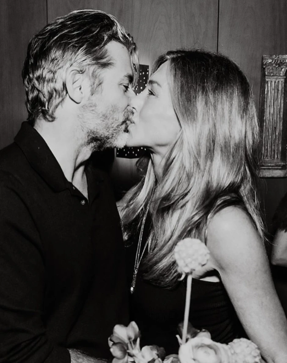 Chuyện tình của Jennifer Aniston và nhà thôi miên