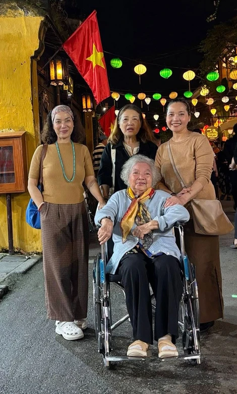 Chuyện xúc động 3 NSND, NSƯT cùng đưa mẹ phải ngồi xe lăn đi du lịch Chuyện xúc động 3 NSND, NSƯT cùng đưa mẹ phải ngồi xe lăn đi du lịch