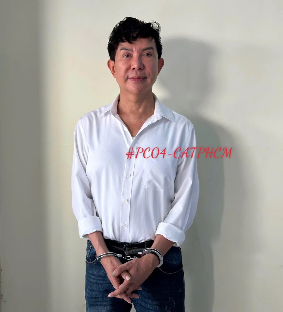 Clip: Hình ảnh mới nhất của Long Nhật, Sơn Ngọc Minh khi bị khởi tố, bắt tạm giam Clip: Hình ảnh mới nhất của Long Nhật, Sơn Ngọc Minh khi bị khởi tố, bắt tạm giam