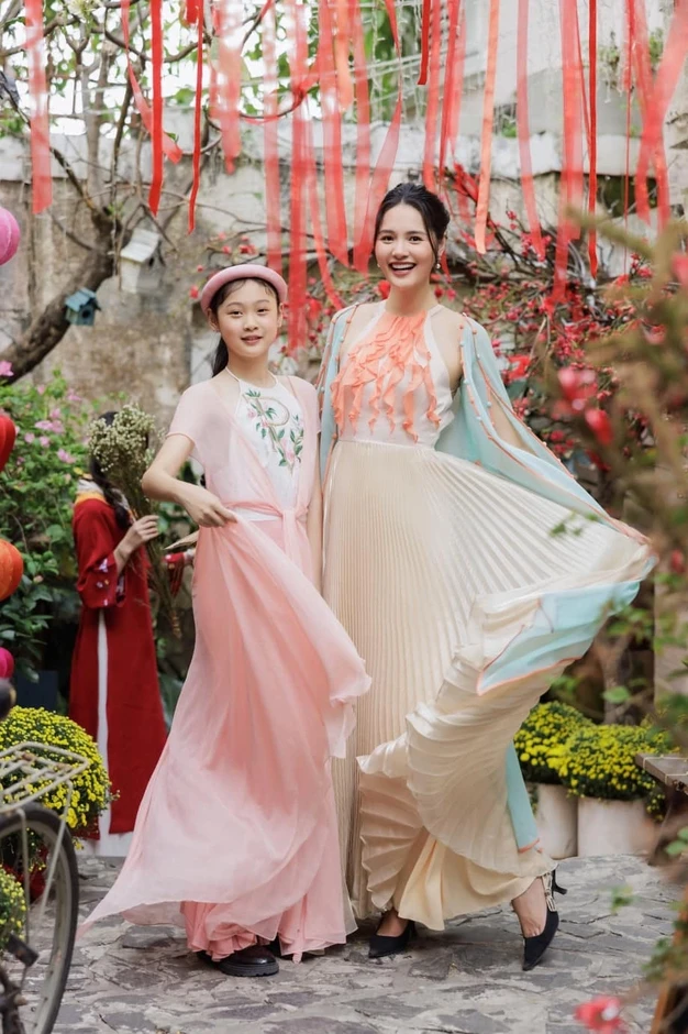 Con g&aacute;i 13 tuổi cao 1,78 m của Hoa hậu Hương Giang