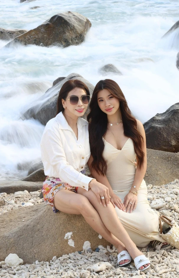 Con gái 25 tuổi xinh đẹp và gợi cảm của diễn viên Lý Hương Con gái 25 tuổi xinh đẹp và gợi cảm của diễn viên Lý Hương