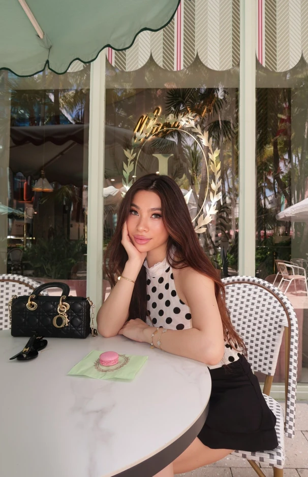 Con gái 25 tuổi xinh đẹp và gợi cảm của diễn viên Lý Hương Con gái 25 tuổi xinh đẹp và gợi cảm của diễn viên Lý Hương