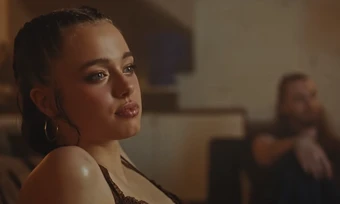 Con gái Angelina Jolie đóng MV Kpop