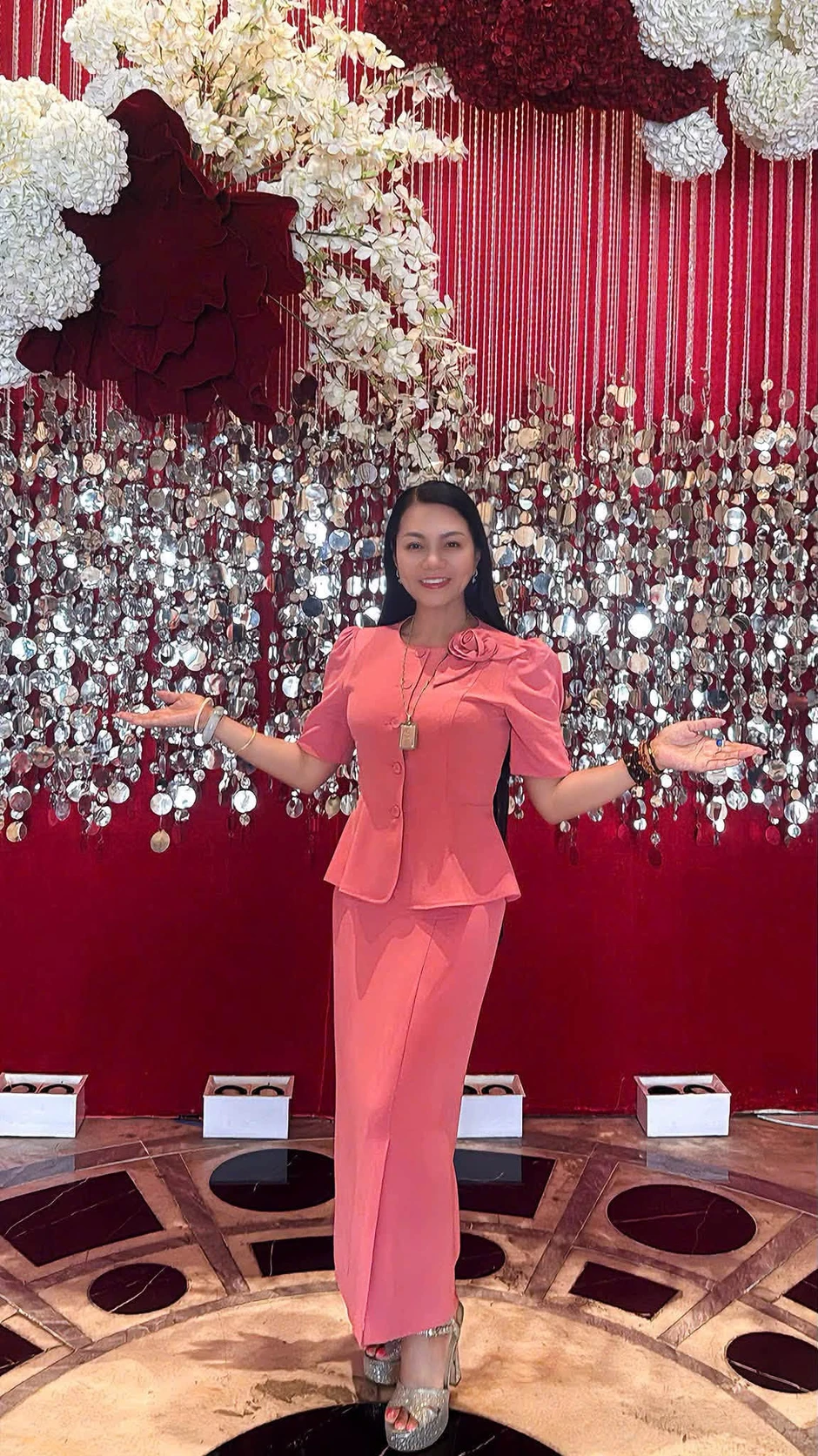 Cục trưởng Xuân Bắc 'căng thẳng vẫn tạo dáng', ca sĩ Tóc Tiên quá sexy Cục trưởng Xuân Bắc 'căng thẳng vẫn tạo dáng', ca sĩ Tóc Tiên quá sexy