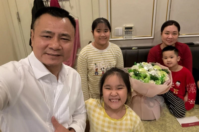 Cục trưởng Xuân Bắc chúc chị em 'căng tròn mịn', Phó giáo sư Tân Nhàn khoe giọng ngọt ngào Cục trưởng Xuân Bắc chúc chị em 'căng tròn mịn', Phó giáo sư Tân Nhàn khoe giọng ngọt ngào