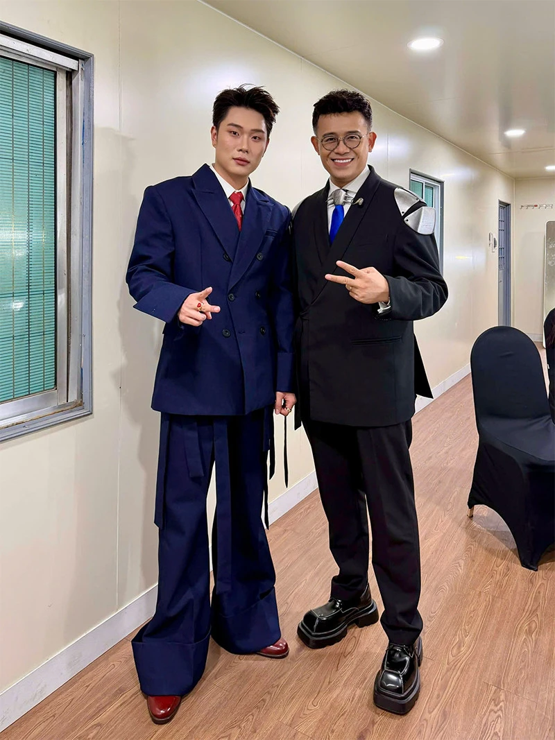 Cục trưởng Xuân Bắc chúc chị em 'căng tròn mịn', Phó giáo sư Tân Nhàn khoe giọng ngọt ngào Cục trưởng Xuân Bắc chúc chị em 'căng tròn mịn', Phó giáo sư Tân Nhàn khoe giọng ngọt ngào