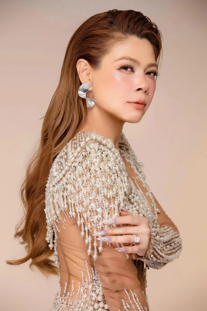 Cục trưởng Xuân Bắc chúc chị em 'căng tròn mịn', Phó giáo sư Tân Nhàn khoe giọng ngọt ngào Cục trưởng Xuân Bắc chúc chị em 'căng tròn mịn', Phó giáo sư Tân Nhàn khoe giọng ngọt ngào