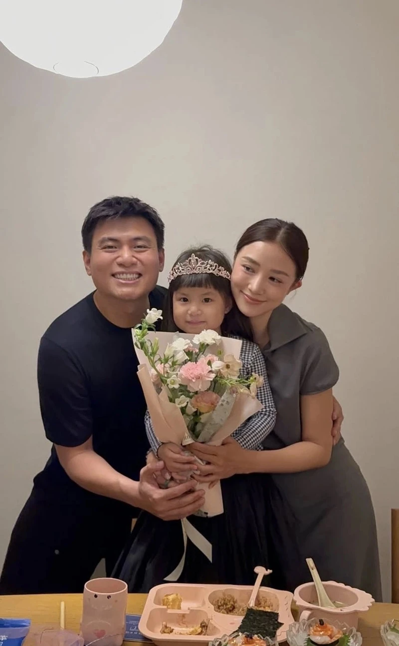 Cục trưởng Xuân Bắc chúc chị em 'căng tròn mịn', Phó giáo sư Tân Nhàn khoe giọng ngọt ngào Cục trưởng Xuân Bắc chúc chị em 'căng tròn mịn', Phó giáo sư Tân Nhàn khoe giọng ngọt ngào