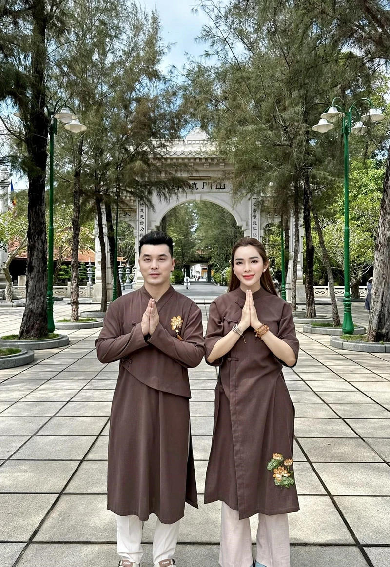 Cục trưởng Xuân Bắc chúc chị em 'căng tròn mịn', Phó giáo sư Tân Nhàn khoe giọng ngọt ngào Cục trưởng Xuân Bắc chúc chị em 'căng tròn mịn', Phó giáo sư Tân Nhàn khoe giọng ngọt ngào
