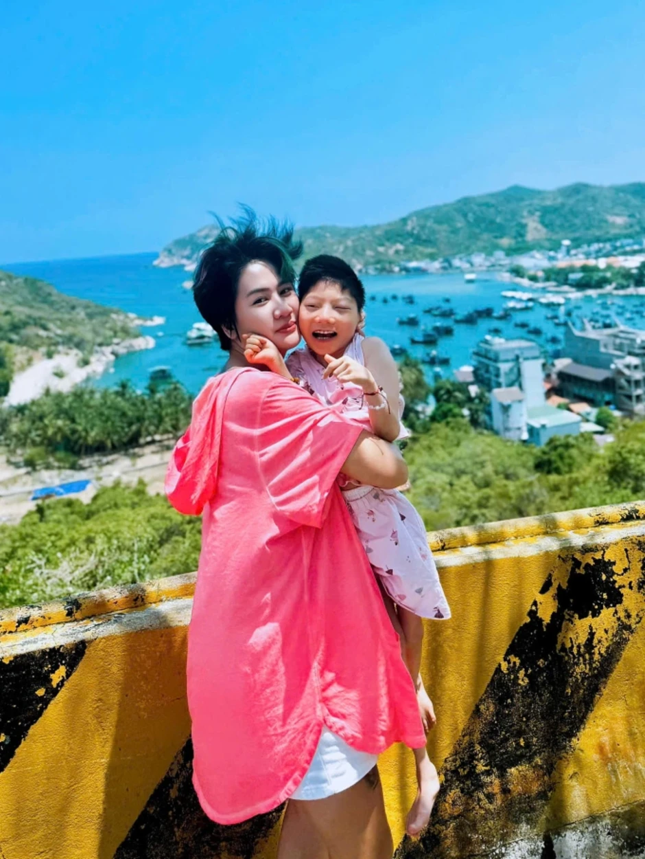 Cuộc sống diễn viên Minh Cúc bên con gái mắc bệnh bại não Cuộc sống diễn viên Minh Cúc bên con gái mắc bệnh bại não