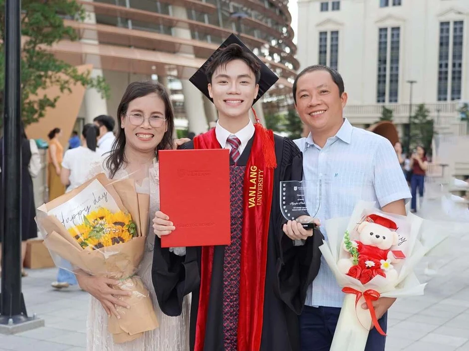 Cựu thí sinh Giọng hát Việt nhí gây sốt khi hát tại lễ tốt nghiệp Cựu thí sinh Giọng hát Việt nhí gây sốt khi hát tại lễ tốt nghiệp