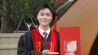 Cựu thí sinh Giọng hát Việt nhí gây sốt khi hát tại lễ tốt nghiệp