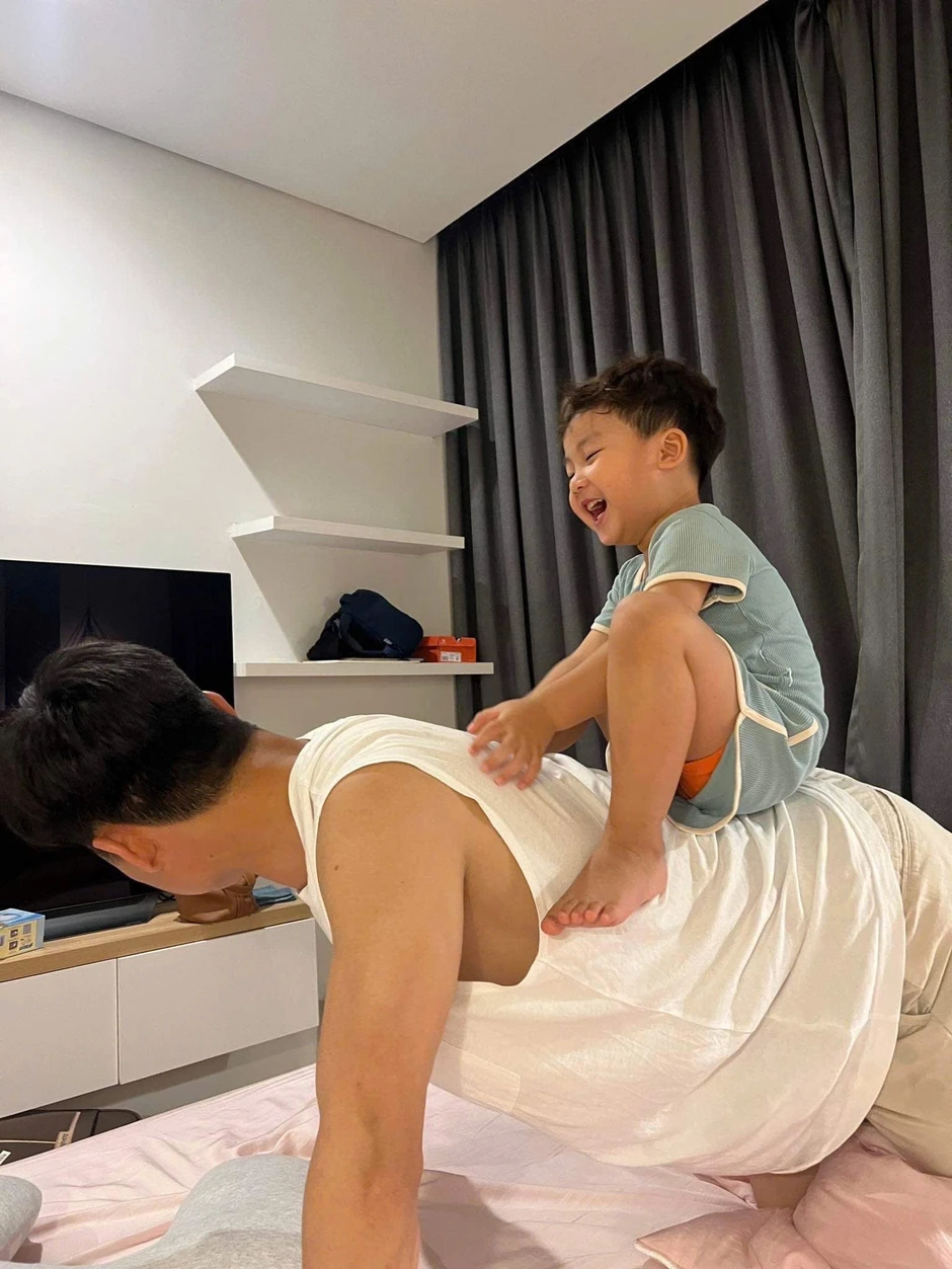 Đại uý Thăng Văn Cương đăng clip "bóc phốt" Hoà Minzy, nhìn nét mặt cam chịu này không phải lần đầu Đại uý Thăng Văn Cương đăng clip "bóc phốt" Hoà Minzy, nhìn nét mặt cam chịu này không phải lần đầu