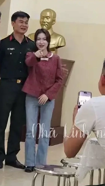 Đại uý Thăng Văn Cương đưa Hoà Minzy đi ra mắt bạn bè, còn ôm eo tình tứ quá đây này! Đại uý Thăng Văn Cương đưa Hoà Minzy đi ra mắt bạn bè, còn ôm eo tình tứ quá đây này!