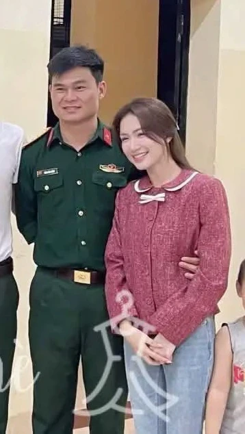 Đại uý Thăng Văn Cương đưa Hoà Minzy đi ra mắt bạn bè, còn ôm eo tình tứ quá đây này! Đại uý Thăng Văn Cương đưa Hoà Minzy đi ra mắt bạn bè, còn ôm eo tình tứ quá đây này!